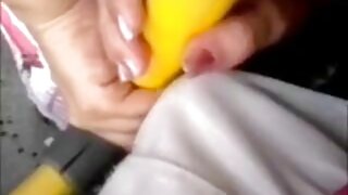 بڑے سنہرے بالوں والی ...