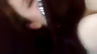 وہ ایک ڈلڈو کو چاٹتی ...
